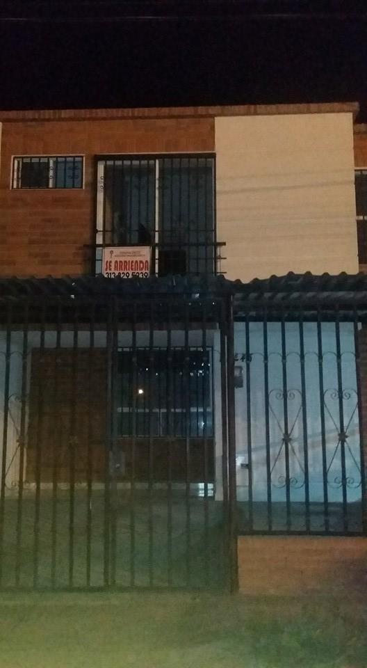 SE ARRIENDA CASA DE 2 PISOS BARRIO MANZANARES 5 ETAPA